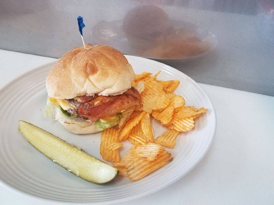 Freshlys Gyros & Cornedbeef | restaurant | 34500 Euclid Ave, Willoughby, OH 44094, USA | 4409464100 OR +1 440-946-4100