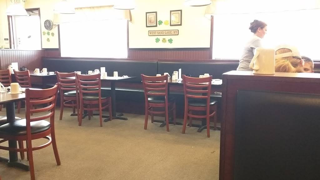 Hometown Diner LLC | restaurant | 43 Mall Way, West Sand Lake, NY 12196, USA | 5186743490 OR +1 518-674-3490