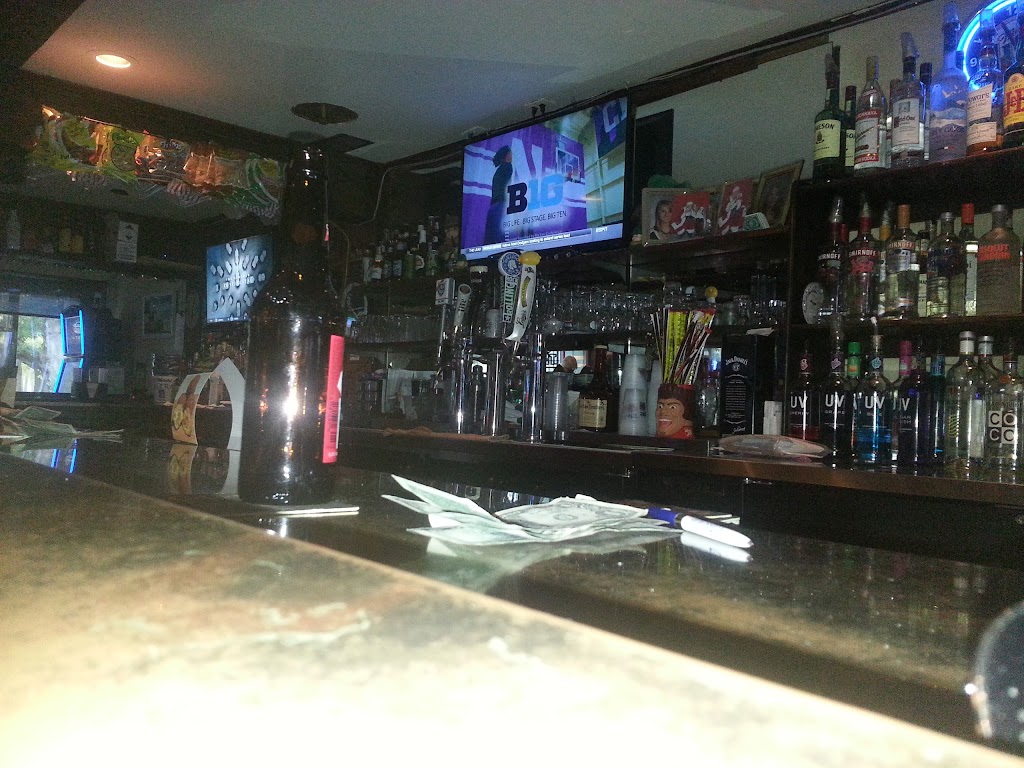 Four Coynes Bar & Grill | restaurant | 302 W Nippersink Rd, Round Lake, IL 60073, USA | 8477403742 OR +1 847-740-3742