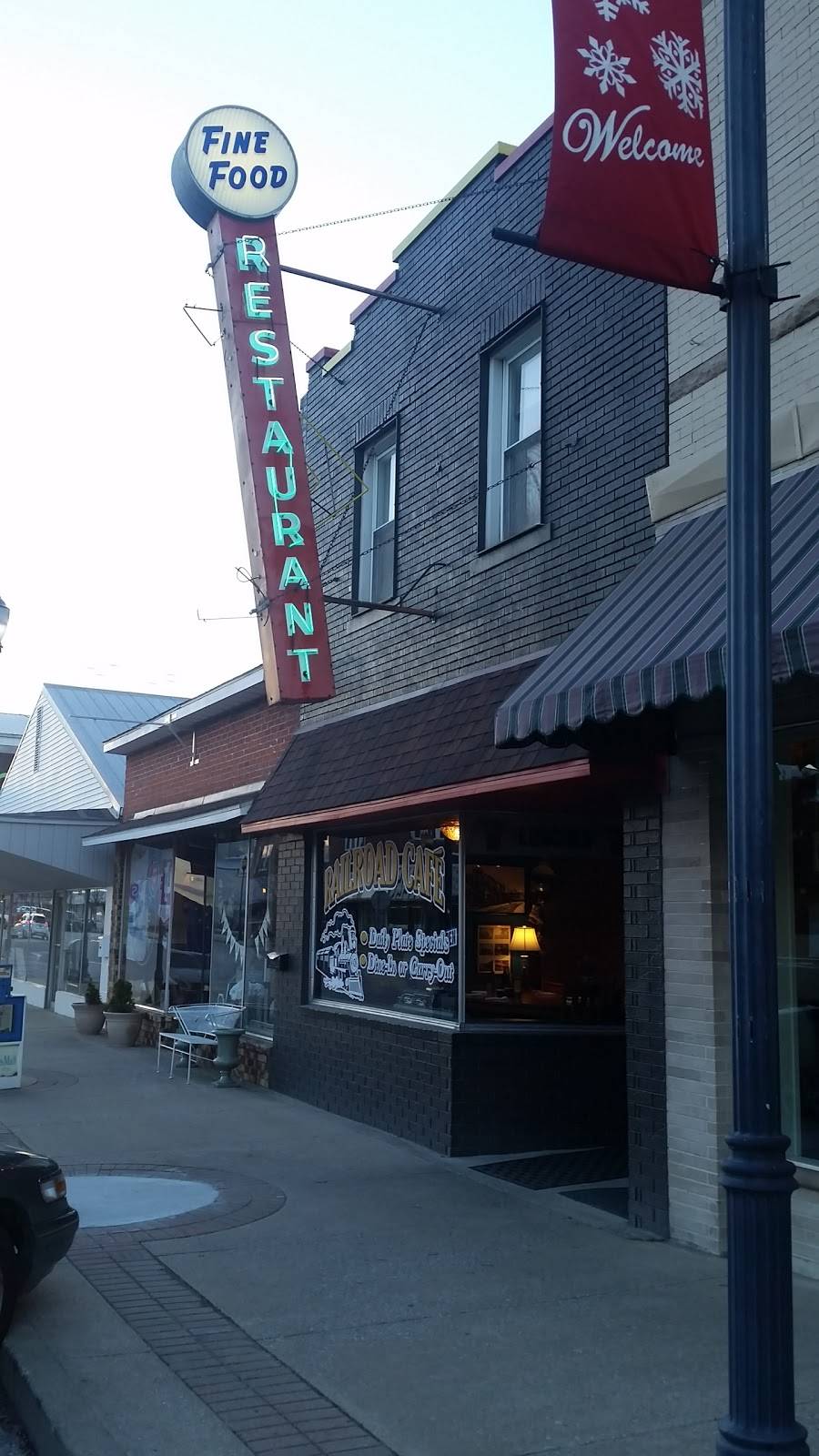 Railroad Cafe | restaurant | 641 W Main St, Mitchell, IN 47446, USA | 8129922300 OR +1 812-992-2300