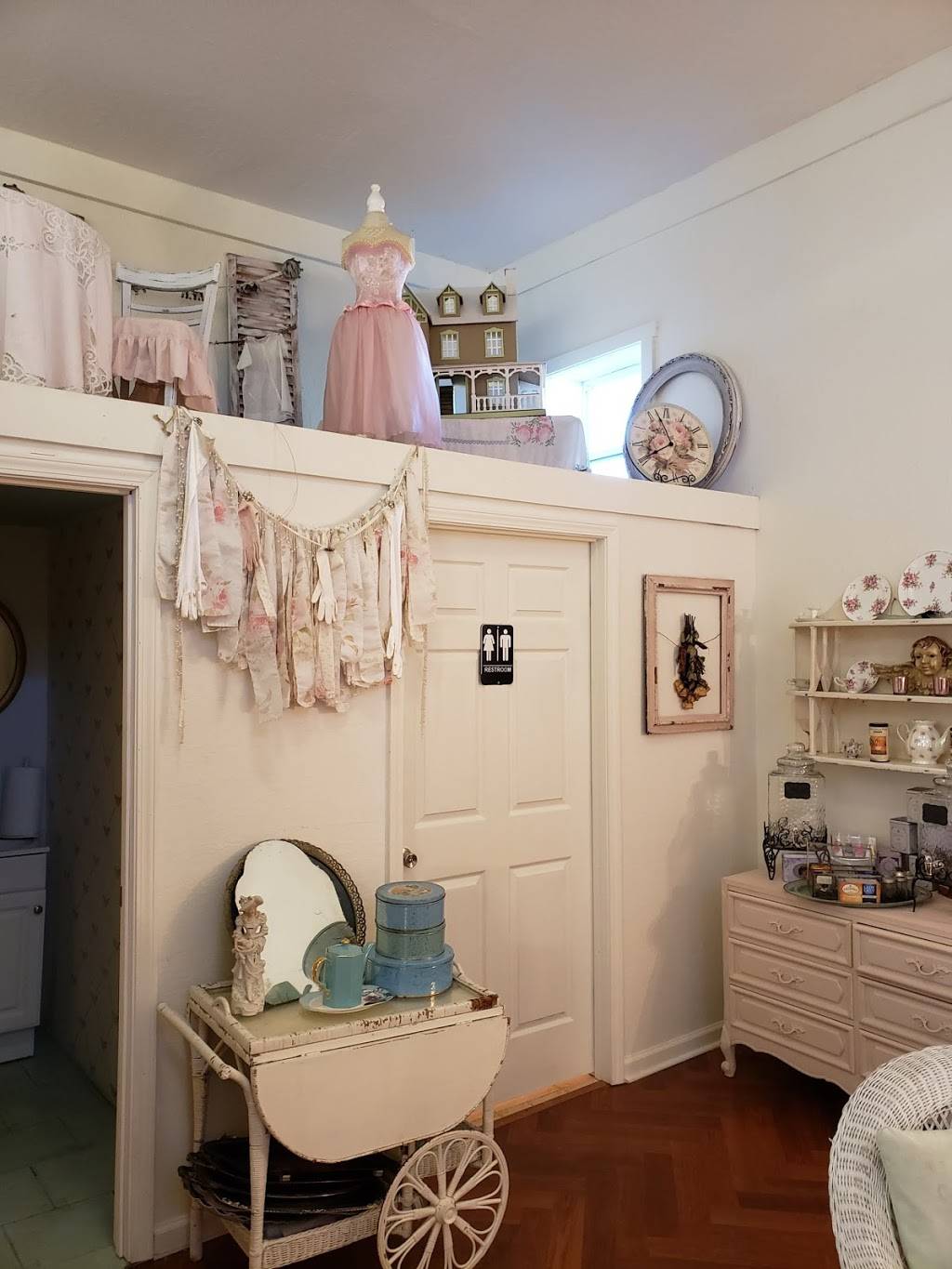 Penelope Pearls Tea Room & Parlor | restaurant | 507 N Roane St, Harriman, TN 37748, USA | 8653155461 OR +1 865-315-5461