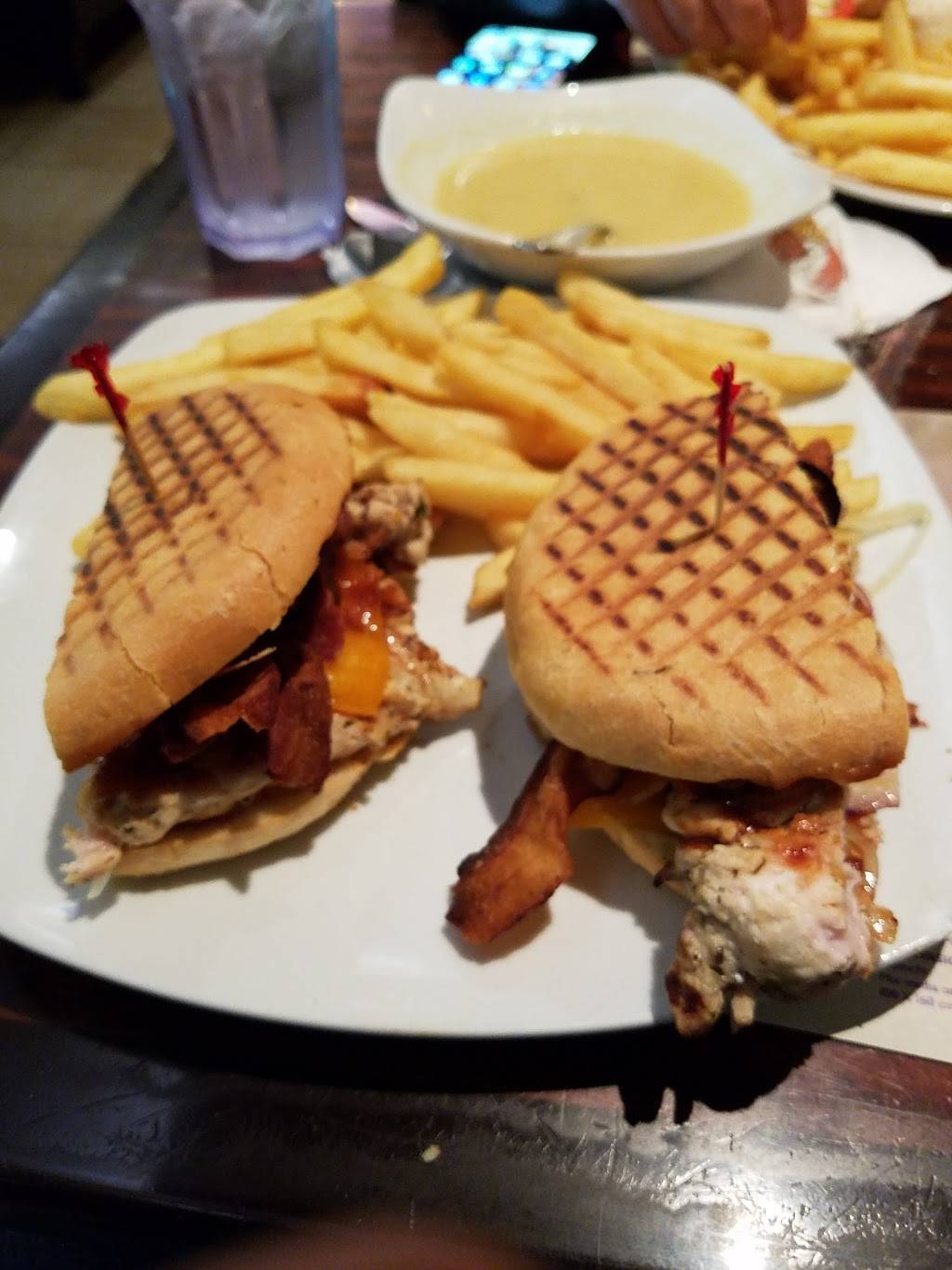 Tom Sawyer Diner | restaurant | 98 E Ridgewood Ave, Paramus, NJ 07652, USA | 2012620111 OR +1 201-262-0111