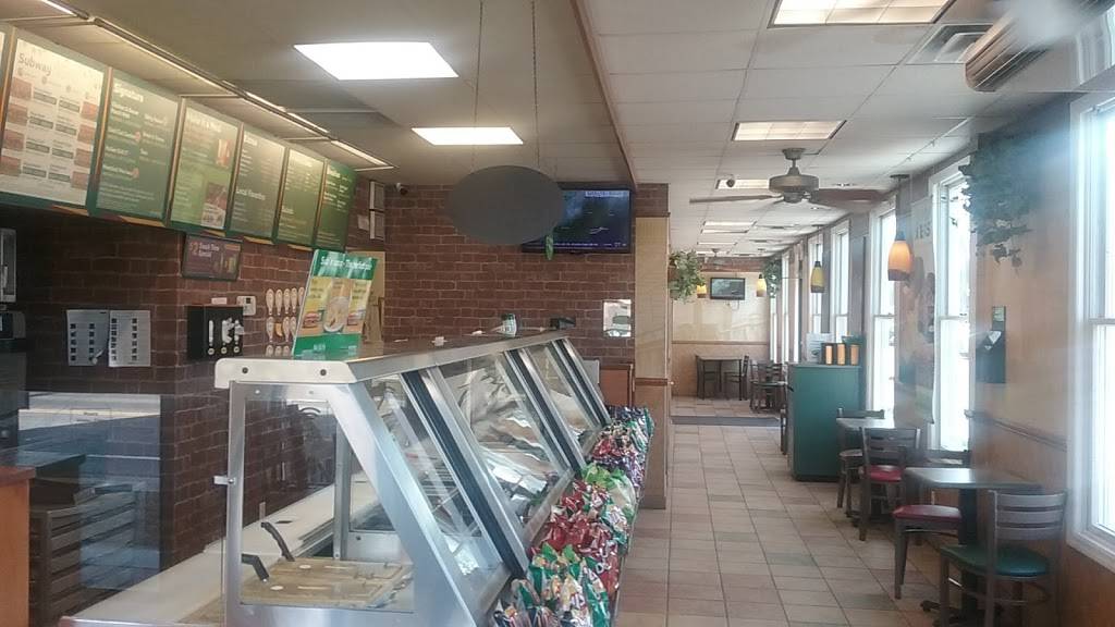 Subway Restaurants | restaurant | 186 Main St #2, Sayville, NY 11782, USA | 6315891916 OR +1 631-589-1916