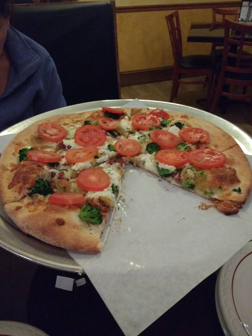 DiPalmas Restaurant & Pizzeria | restaurant | 304 Union Sq, South Main Street, Southbury, CT 06488, USA | 2032643555 OR +1 203-264-3555