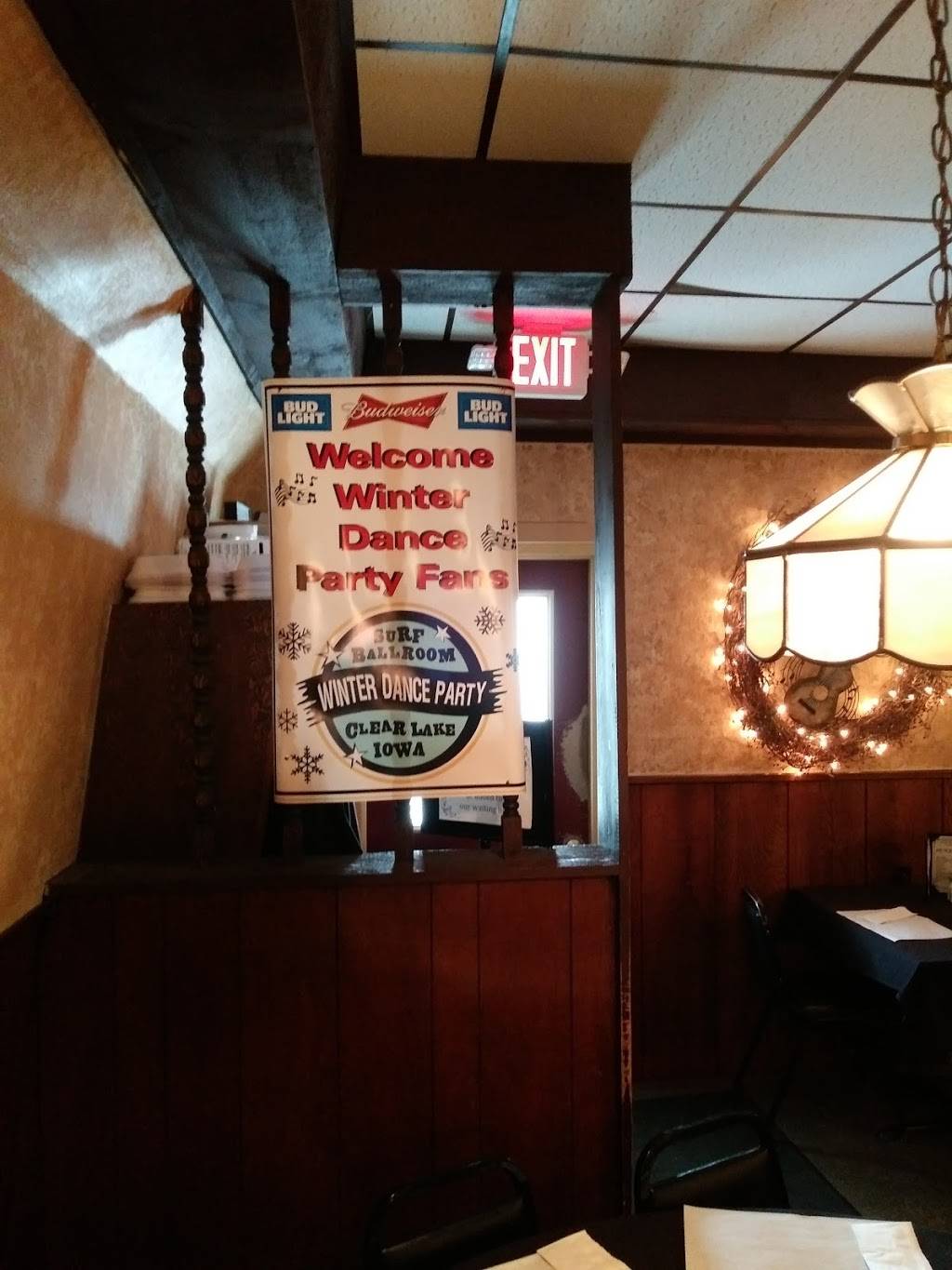 Surf District Rock n Roll Grill | restaurant | 619 Buddy Holly Pl, Clear Lake, IA 50428, USA | 6413571222 OR +1 641-357-1222