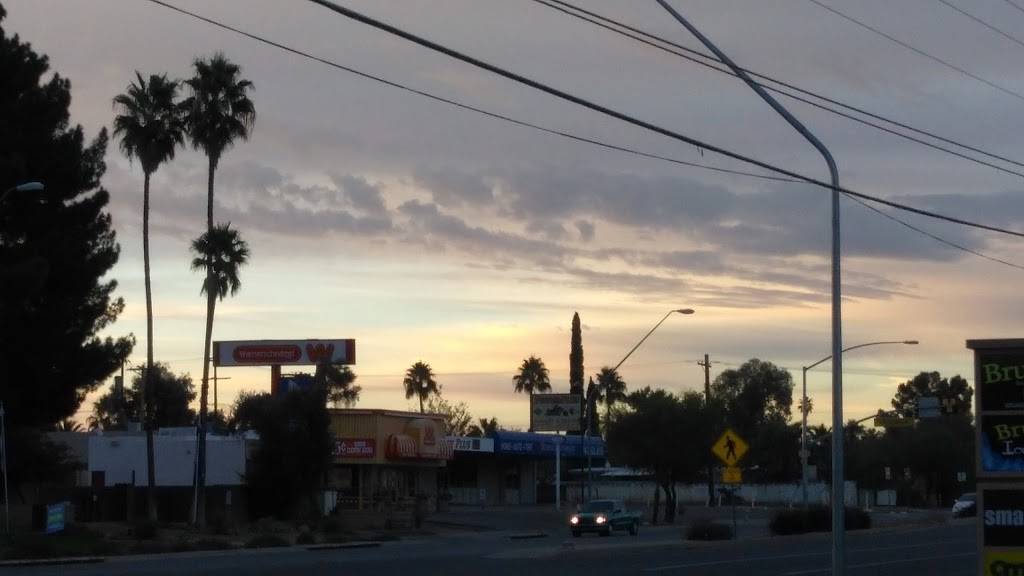 Jack in the Box | restaurant | 1302 S Kolb Rd Ave, Tucson, AZ 85710, USA | 5207471182 OR +1 520-747-1182