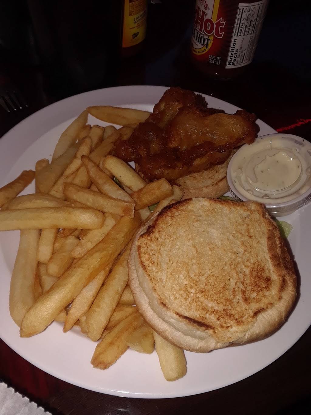 Speedboat Bar & Grill | restaurant | 749 Biddle Ave, Wyandotte, MI 48192, USA | 7342825750 OR +1 734-282-5750