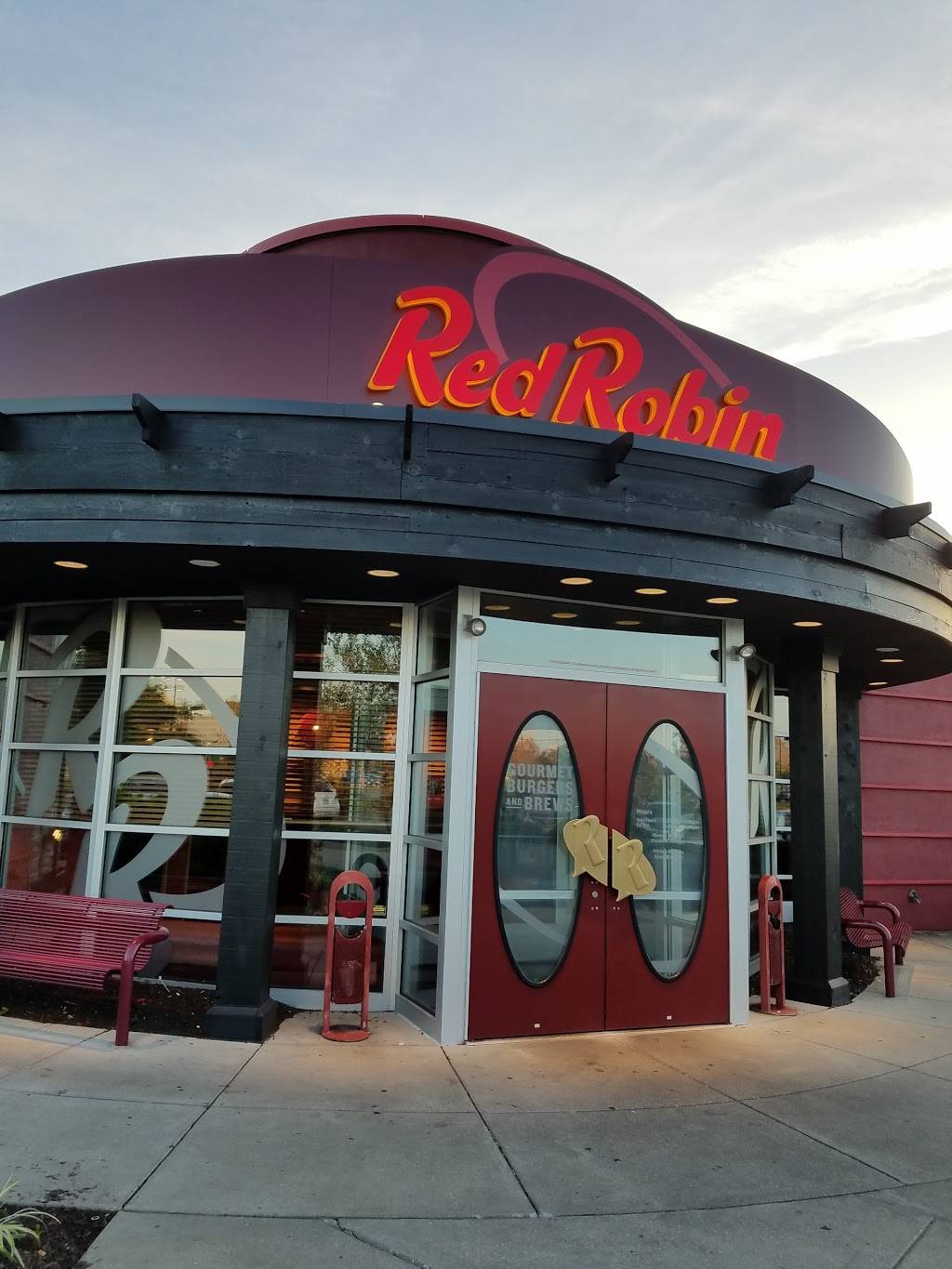 Red Robin Gourmet Burgers and Brews | restaurant | 3072 Waldorf Market Pl, Waldorf, MD 20603, USA | 3013742290 OR +1 301-374-2290
