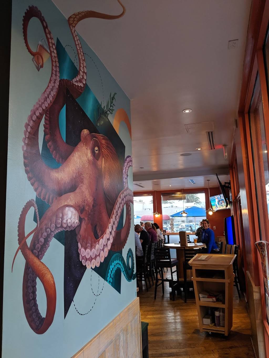 Crafty Minds Brews + Bites | restaurant | 1031 Hermosa Ave, Hermosa Beach, CA 90254, USA | 3103723978 OR +1 310-372-3978