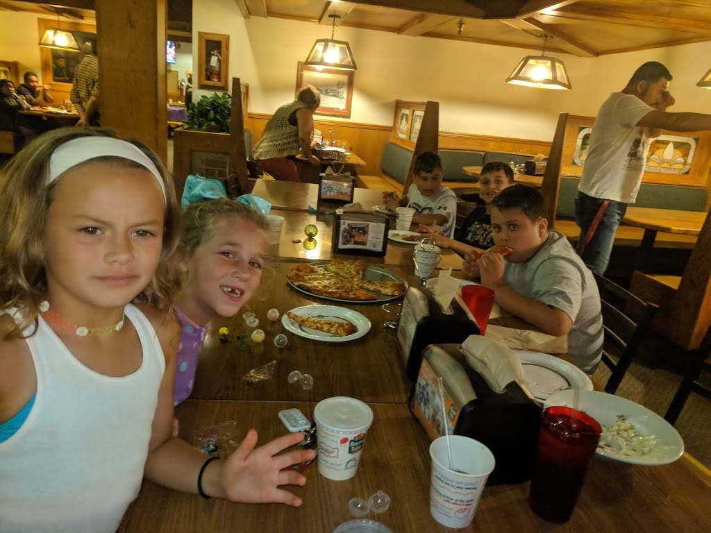 Round Table Pizza | meal delivery | 1565 S Novato Blvd, Novato, CA 94947, USA | 4158972512 OR +1 415-897-2512