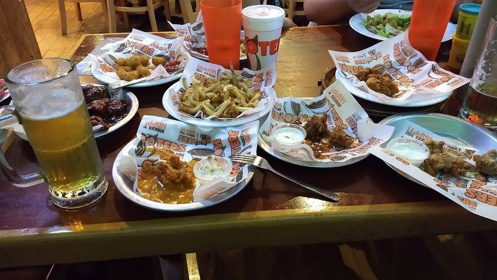 Hooters | restaurant | 600 N 1st St, Burbank, CA 91502, USA | 8188489464 OR +1 818-848-9464