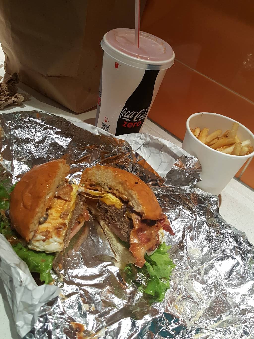 Be Right Burger | restaurant | Washington Dulles International Airport, Concourse C, Gate C14, Main Terminal, Saarinen Cir, Dulles, VA 20166, USA | 7035725390 OR +1 703-572-5390