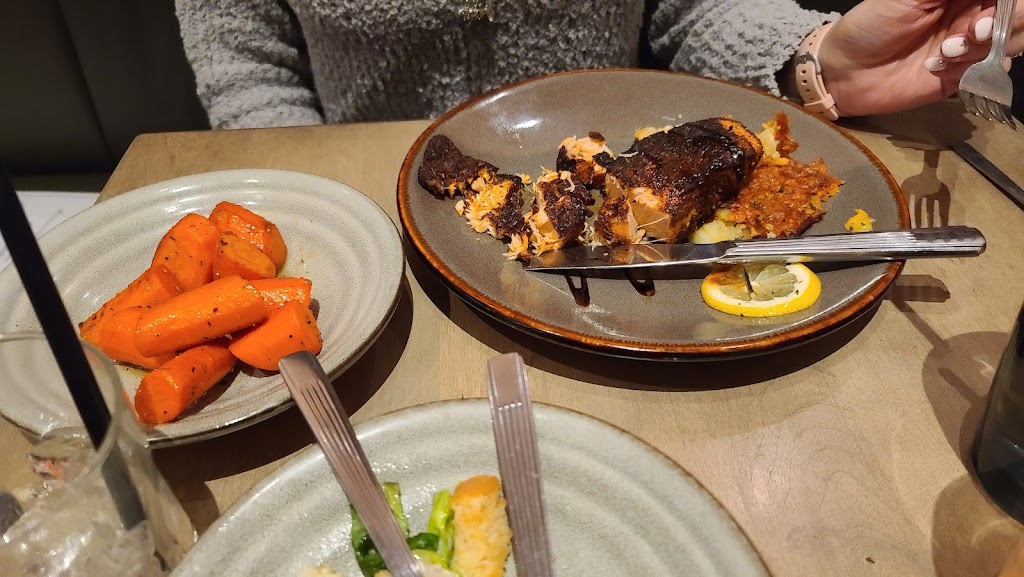 Chisholms American Beef & Ale House | restaurant | 2098 S Airport Rd, Wichita, KS 67209, USA | 3169451966 OR +1 316-945-1966