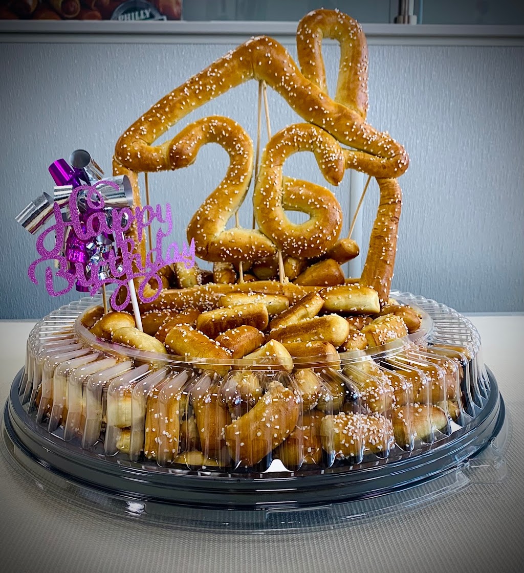 Philly Pretzel Factory | bakery | 2105 Hillside Avenue, New Hyde Park, NY 11040, USA | 5163231300 OR +1 516-323-1300