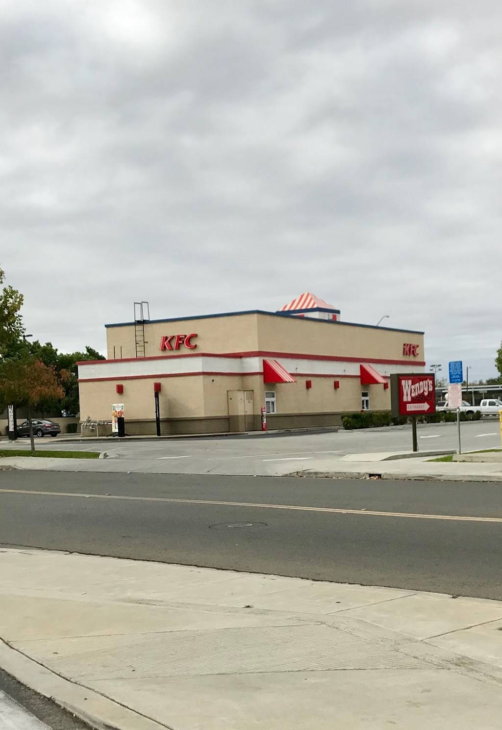 KFC | restaurant | 7152 N Blackstone Ave, Fresno, CA 93650, USA | 5594393321 OR +1 559-439-3321