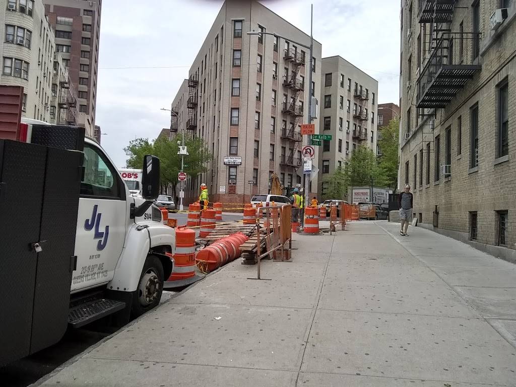 M & R Pizza | restaurant | 7 E 208th St, Bronx, NY 10467, USA | 7186530008 OR +1 718-653-0008