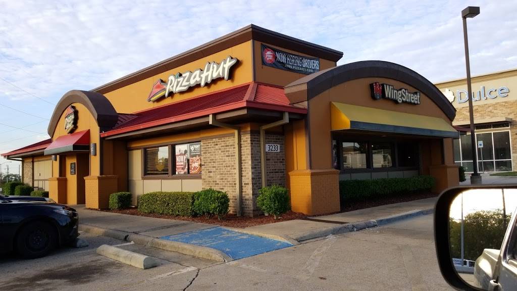 Pizza Hut | restaurant | 3233 Fort Worth Ave, Dallas, TX 75211, USA | 2143392158 OR +1 214-339-2158
