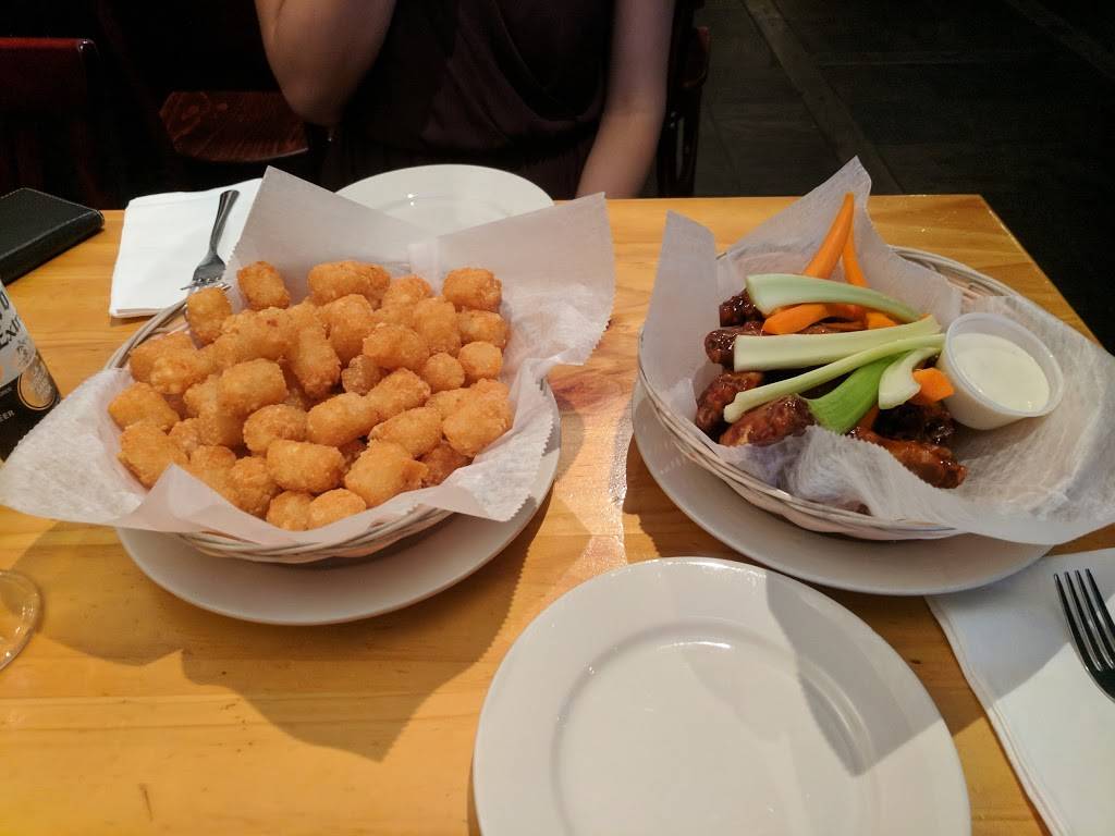 The American Retro Bar & Grill | restaurant | 714 11th Ave, New York, NY 10019, USA | 2122452203 OR +1 212-245-2203