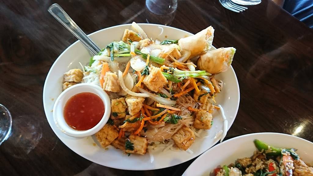 IM Thai Cuisine | restaurant | 5207 Brodie Ln #200, Austin, TX 78745, USA | 5128922744 OR +1 512-892-2744