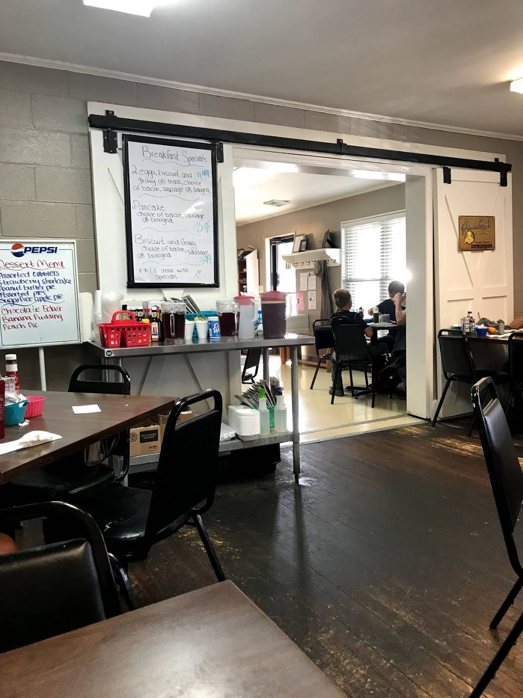 County Line Cafe | restaurant | 956 E Stuart Dr, Galax, VA 24333, USA | 2762363201 OR +1 276-236-3201