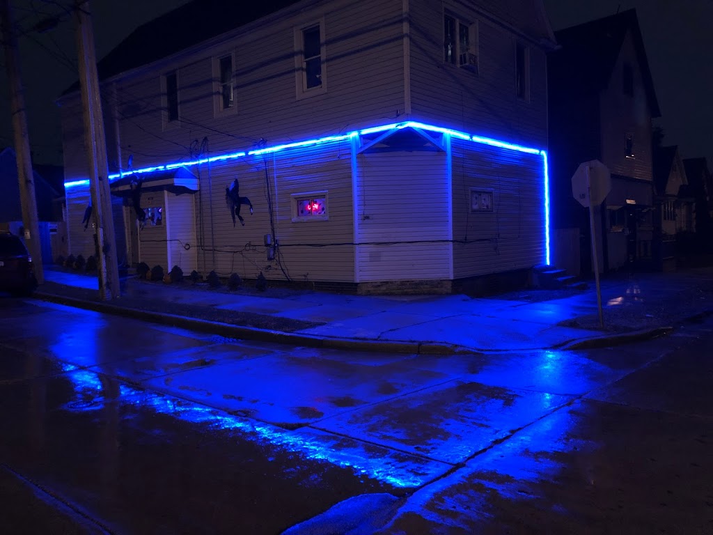 The MoneyPit Bar & Grill | restaurant | 2691 S 7th St, Milwaukee, WI 53215, USA | 4142266664 OR +1 414-226-6664