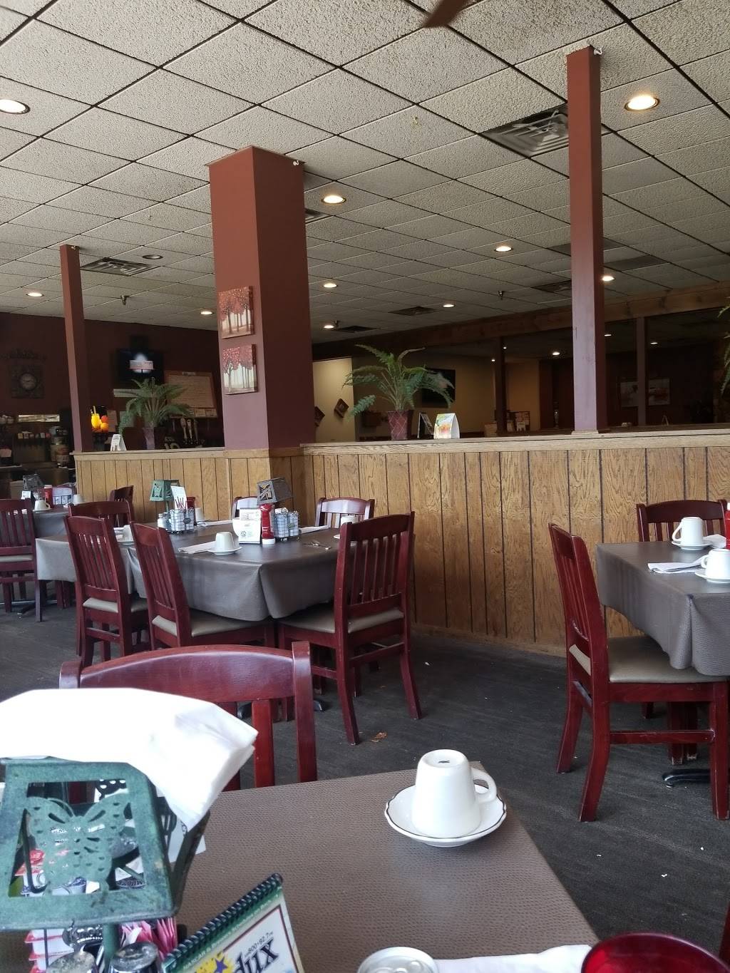 Waupaca Woods Restaurant | restaurant | 815 W Fulton St, Waupaca, WI 54981, USA | 7152587400 OR +1 715-258-7400