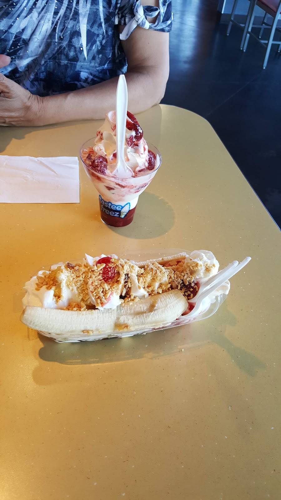 Wienerschnitzel | restaurant | 12218 Apple Valley Rd #301, Apple Valley, CA 92308, USA | 7602470094 OR +1 760-247-0094