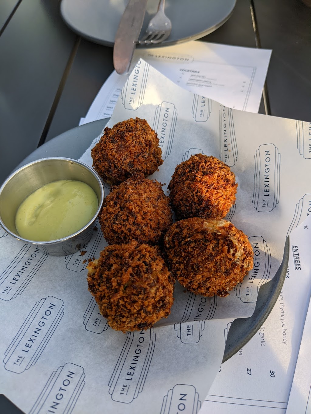 The Lexington | restaurant | 100 N First St, Cambridge, MA 02141, USA | 6179451349 OR +1 617-945-1349