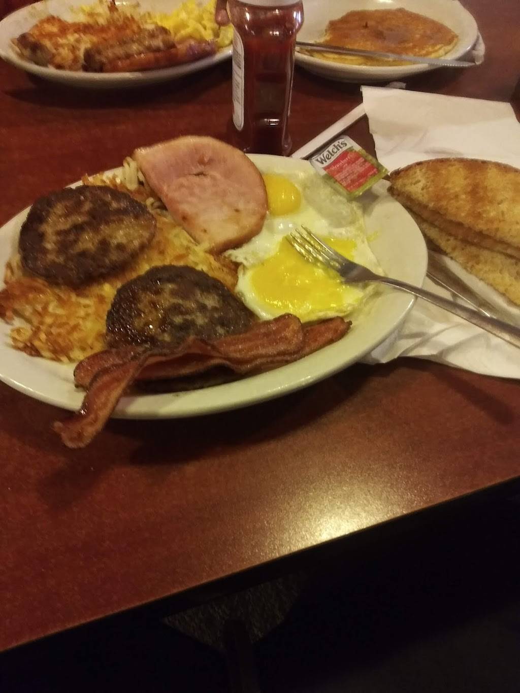 Todds Neighborhood Grill | restaurant | 207 3rd St, Parkersburg, IA 50665, USA | 3193468017 OR +1 319-346-8017