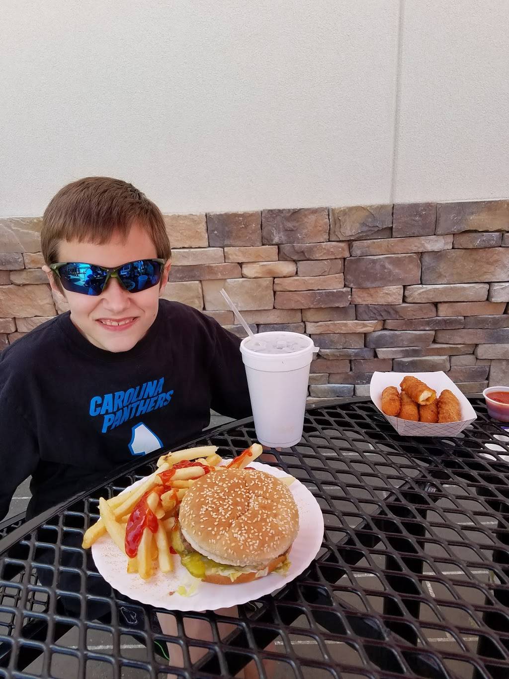 Burger Paradise | restaurant | 906 Ocean Blvd, Myrtle Beach, SC 29577, USA | 8434486001 OR +1 843-448-6001