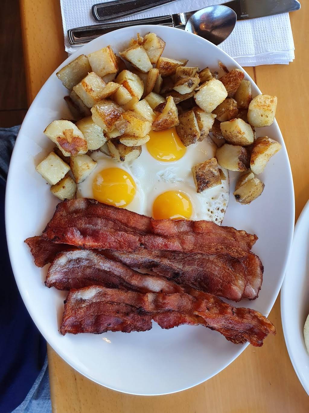 Sunset Grill | restaurant | 7905 McLeod Rd, Niagara Falls, ON L2H 0G5, Canada | 9053712112 OR +1 905-371-2112