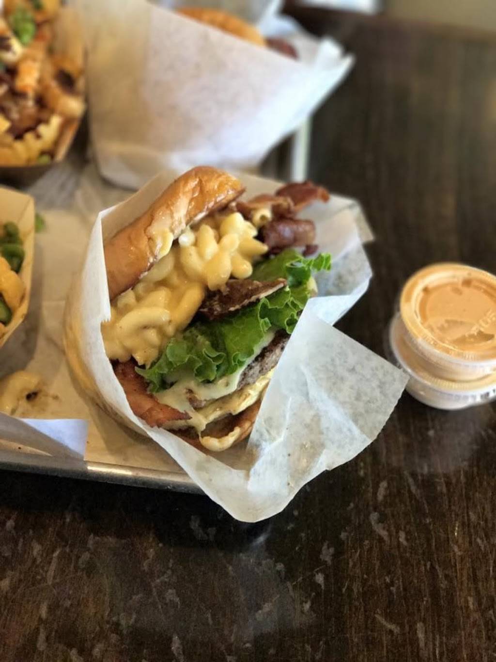 Smacks Burgers & Shakes | restaurant | 2407 Bee Ridge Rd, Sarasota, FL 34239, USA | 9419227673 OR +1 941-922-7673