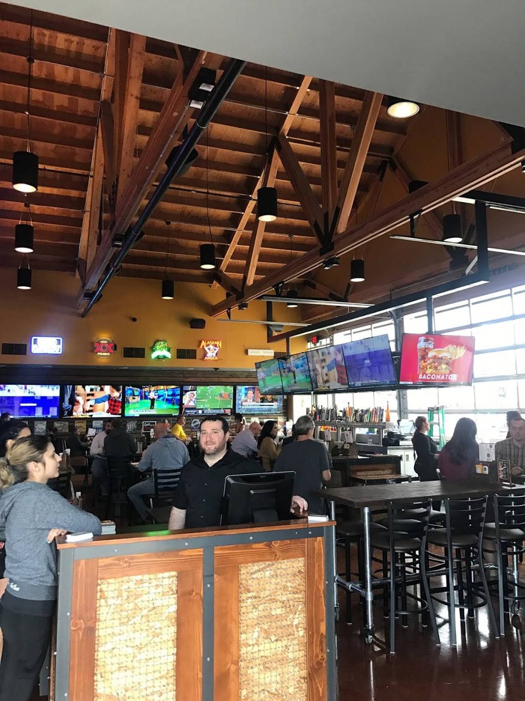 Cold Beers & Cheeseburgers | restaurant | 3950 E Indian School Rd #150, Phoenix, AZ 85018, USA | 6023146221 OR +1 602-314-6221