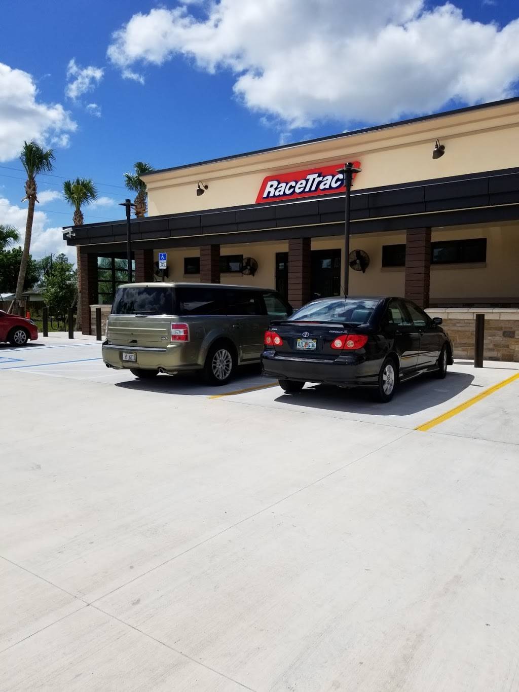 RaceTrac | bakery | 4405 Lee Blvd, Lehigh Acres, FL 33971, USA | 2393692636 OR +1 239-369-2636