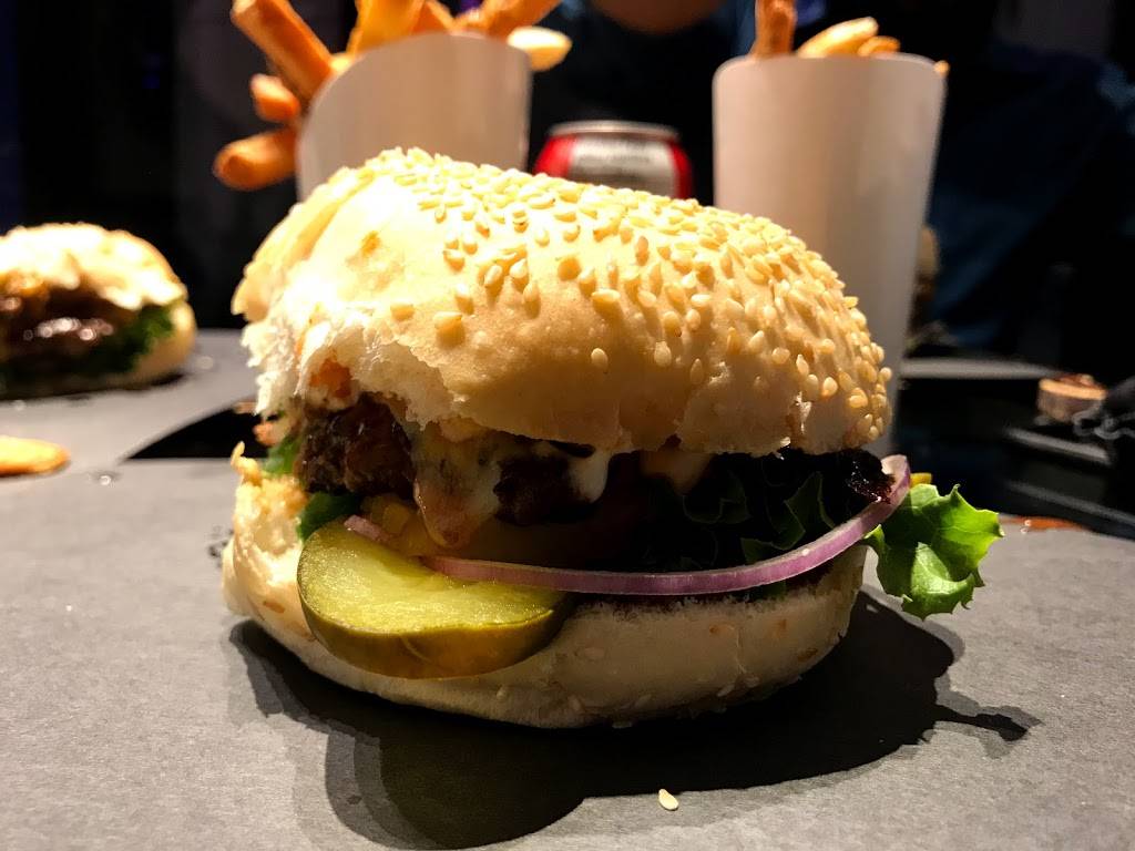 Burger Legend | restaurant | 236 Queen St S, Mississauga, ON L5M 1L5, Canada | 9059971822 OR +1 905-997-1822