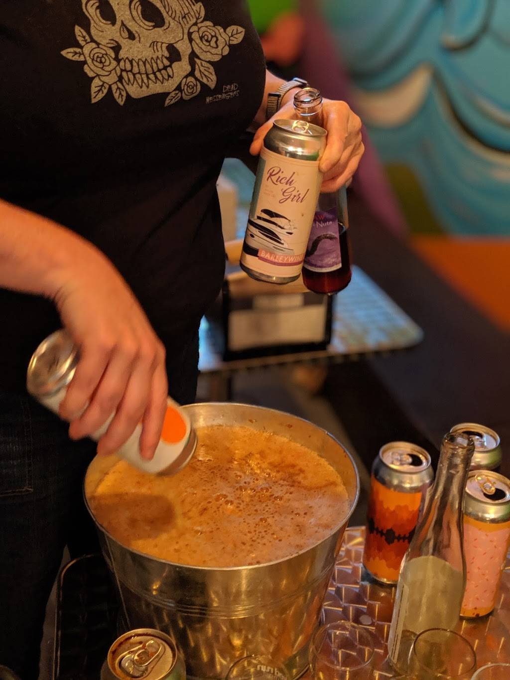 Hops N Shine | restaurant | 3410 Mt Vernon Ave, Alexandria, VA 22305, USA | 7035661509 OR +1 703-566-1509