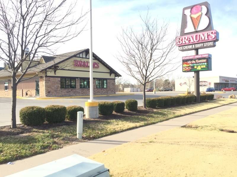 Braums Ice Cream & Burger Restaurant | restaurant | 2223 W 21st St, Wichita, KS 67203, USA | 3168219655 OR +1 316-821-9655