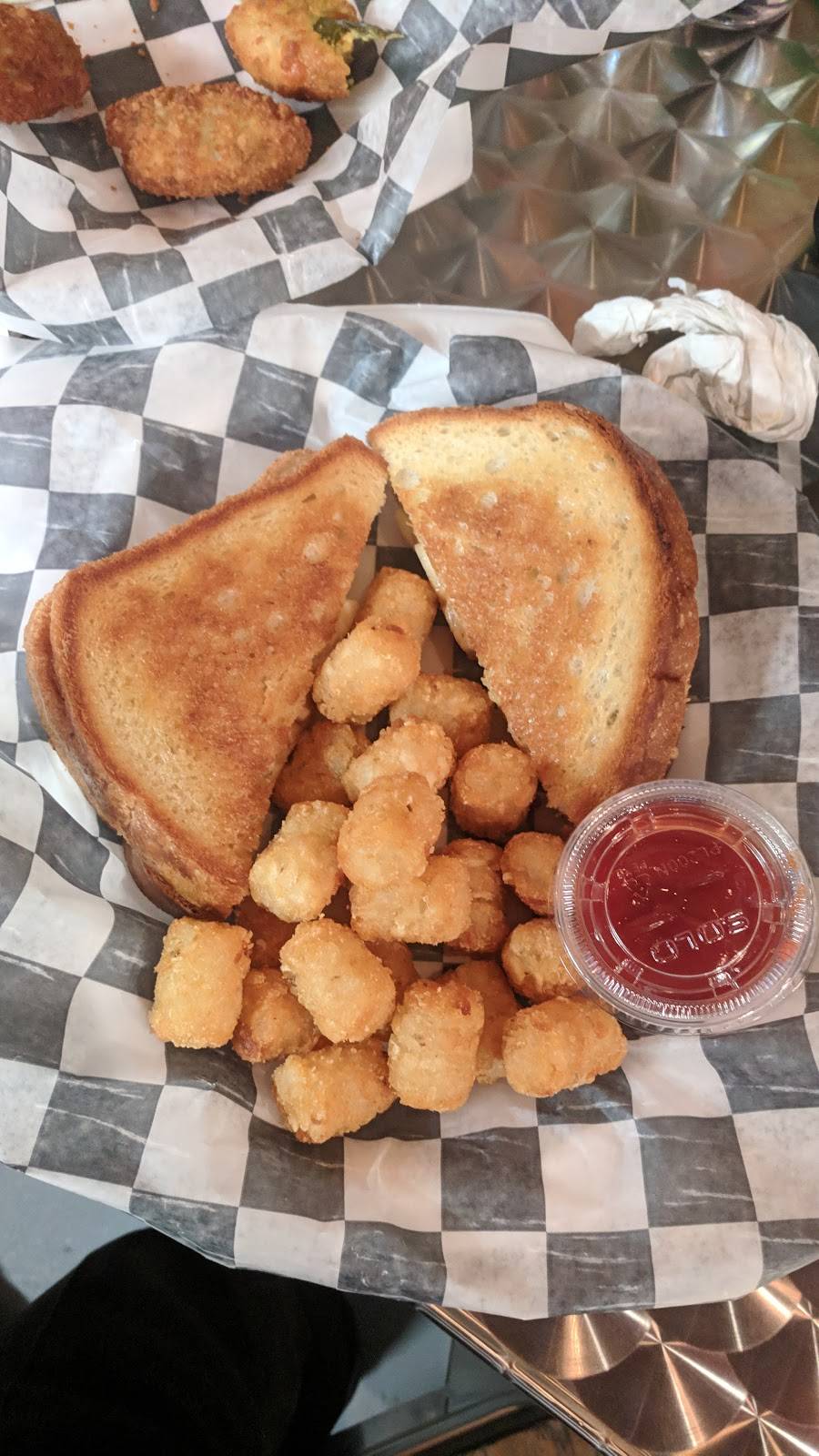 Hops N Shine | restaurant | 3410 Mt Vernon Ave, Alexandria, VA 22305, USA | 7035661509 OR +1 703-566-1509