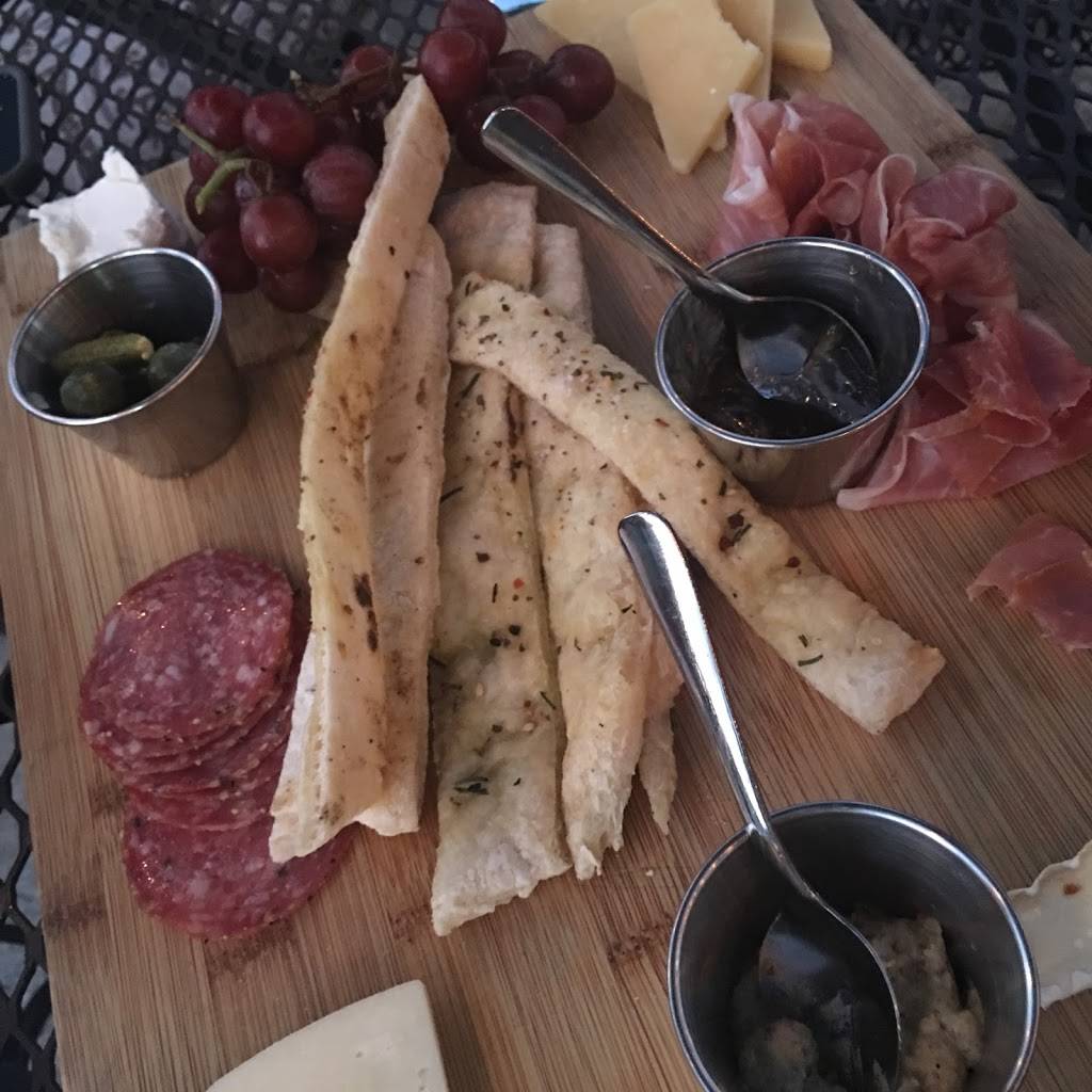 Mulberry St. Pub & Grub | restaurant | 823 Main St, Bandera, TX 78003, USA | 8307969463 OR +1 830-796-9463