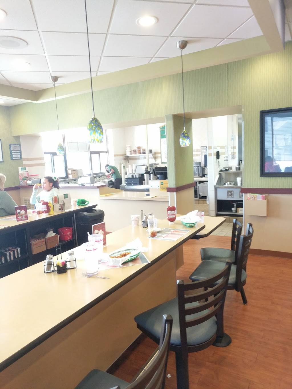 Newport Creamery | meal takeaway | 673 Smith St, Providence, RI 02908, USA | 4013514677 OR +1 401-351-4677