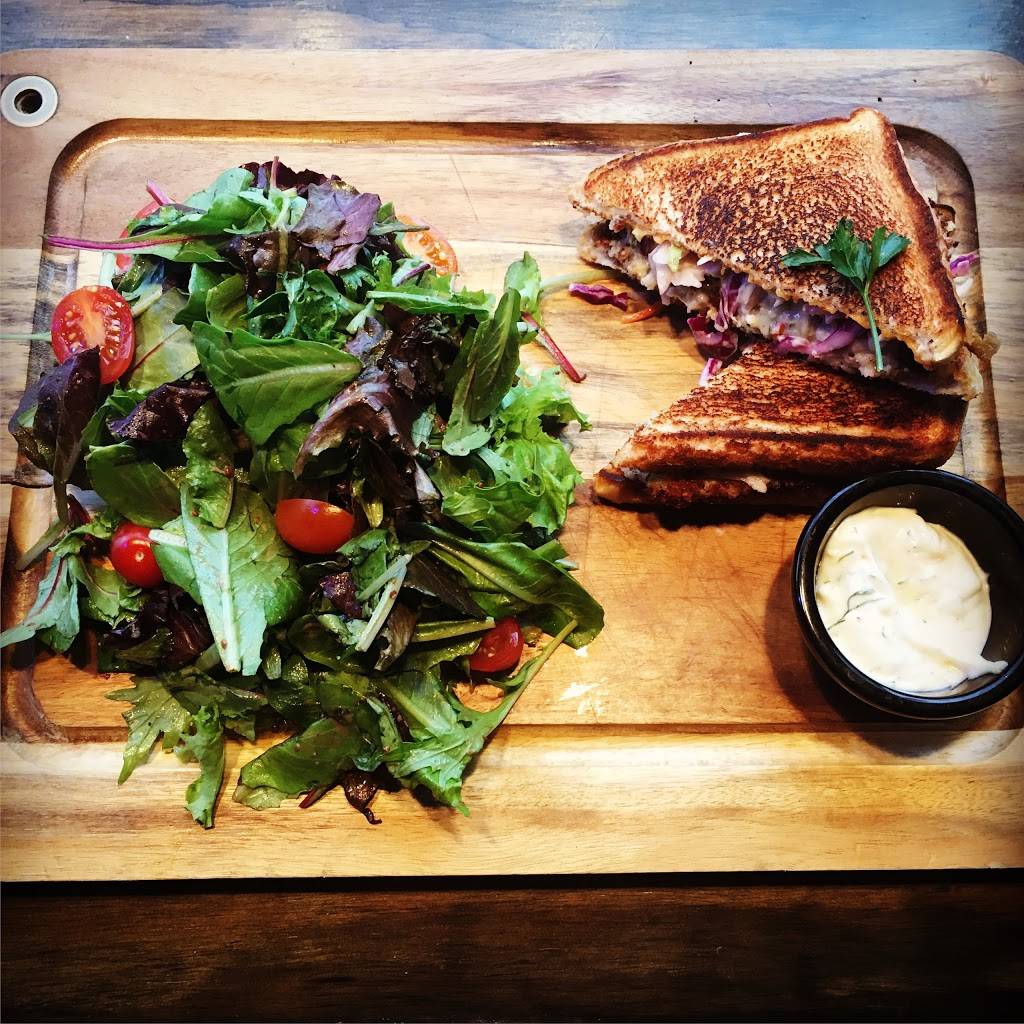 Off The Hook Fishbar | restaurant | 749 Broadview Ave, Toronto, ON M4K 2P6, Canada | 4164654356 OR +1 416-465-4356