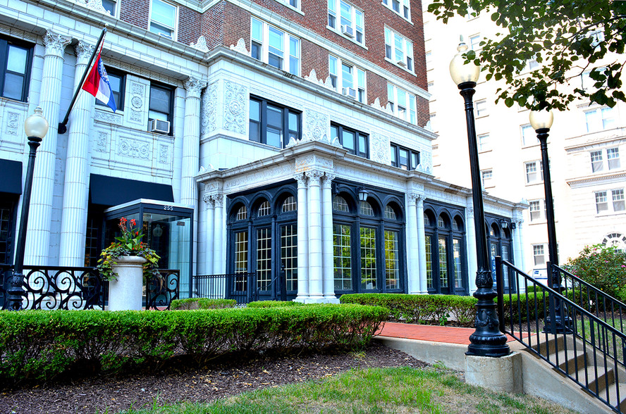 West End Bistro | restaurant | 255 Union Blvd, St. Louis, MO 63108, USA | 3148759400 OR +1 314-875-9400