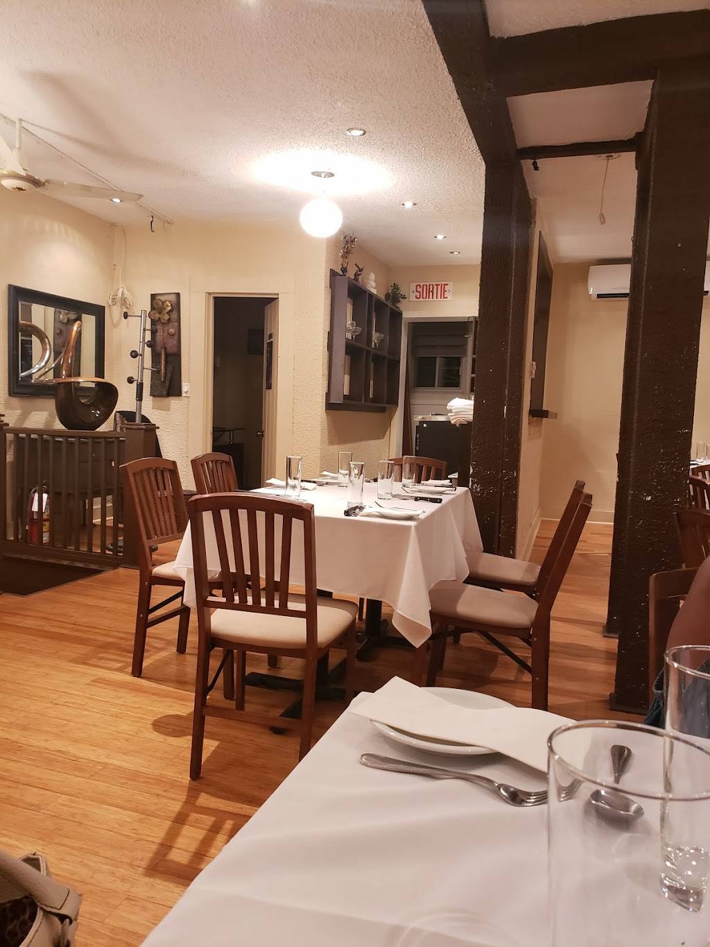 Bistro La Coquille | restaurant | 209 Boulevard des Laurentides, Laval, QC H7G 2T7, Canada | 4509335009 OR +1 450-933-5009