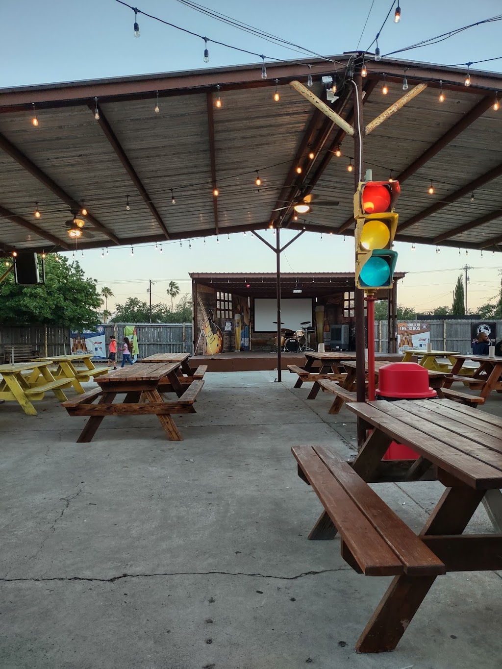 Railyard 83 Icehouse | restaurant | 106 N 9th St, Alamo, TX 78516, USA | 9567833287 OR +1 956-783-3287