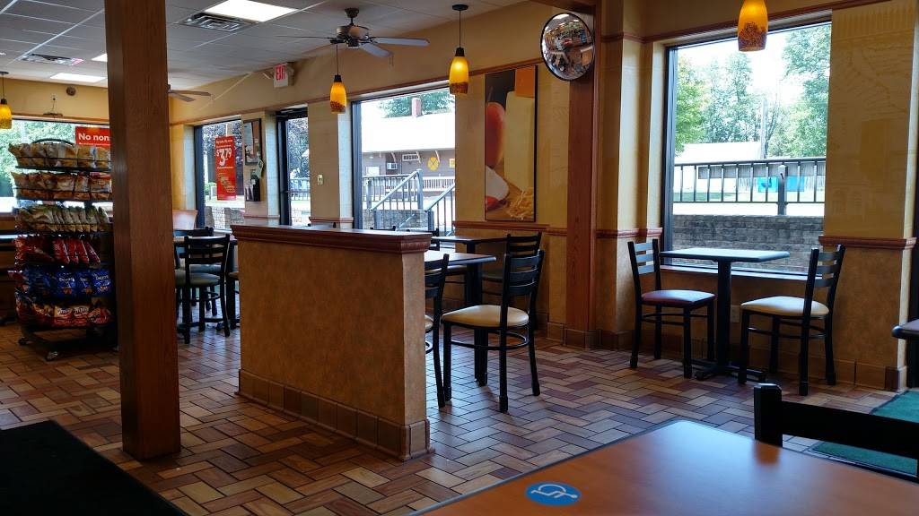 Subway | restaurant | 17 E River St, Newton Falls, OH 44444, USA | 3308721555 OR +1 330-872-1555