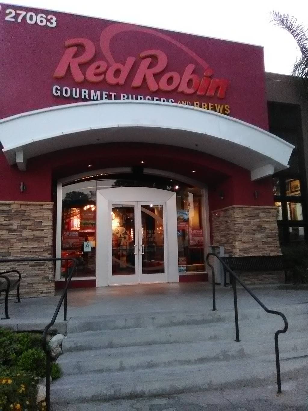 Red Robin Gourmet Burgers and Brews | restaurant | 27063 McBean Pkwy, Valencia, CA 91355, USA | 6612602411 OR +1 661-260-2411