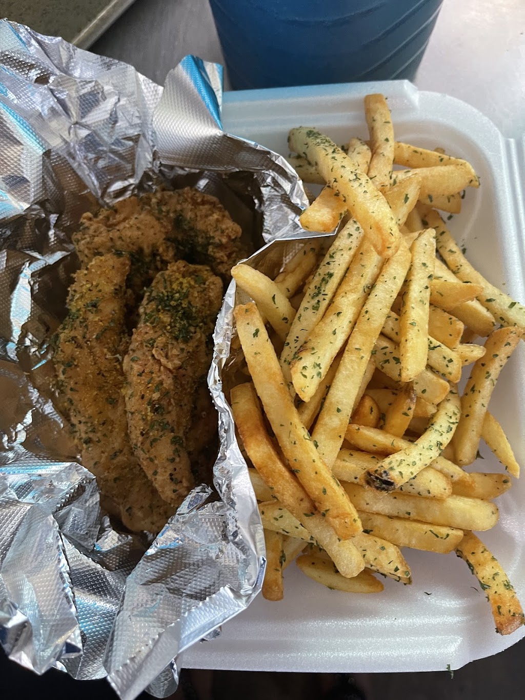 Da Wingz Spot | restaurant | Yellow Food Truck, 7611 Causeway Blvd, Tampa, FL 33619, USA | 8134366051 OR +1 813-436-6051