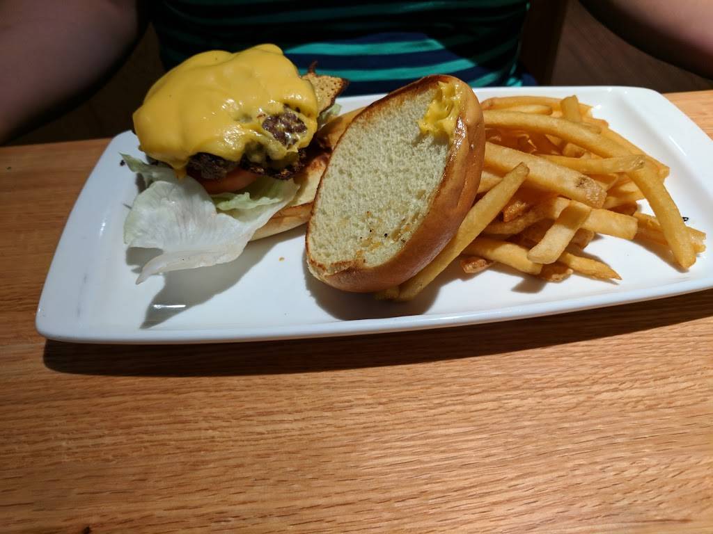 Applebees Grill + Bar | restaurant | 24 Midway Road Garden City, Shopping Center, Cranston, RI 02920, USA | 4019434424 OR +1 401-943-4424