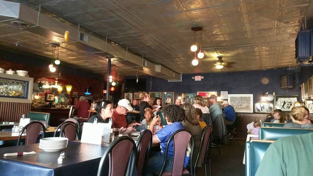 Blue Moon Restaurant | restaurant | 117 S Main St, Lake Mills, WI 53551, USA | 9206483405 OR +1 920-648-3405