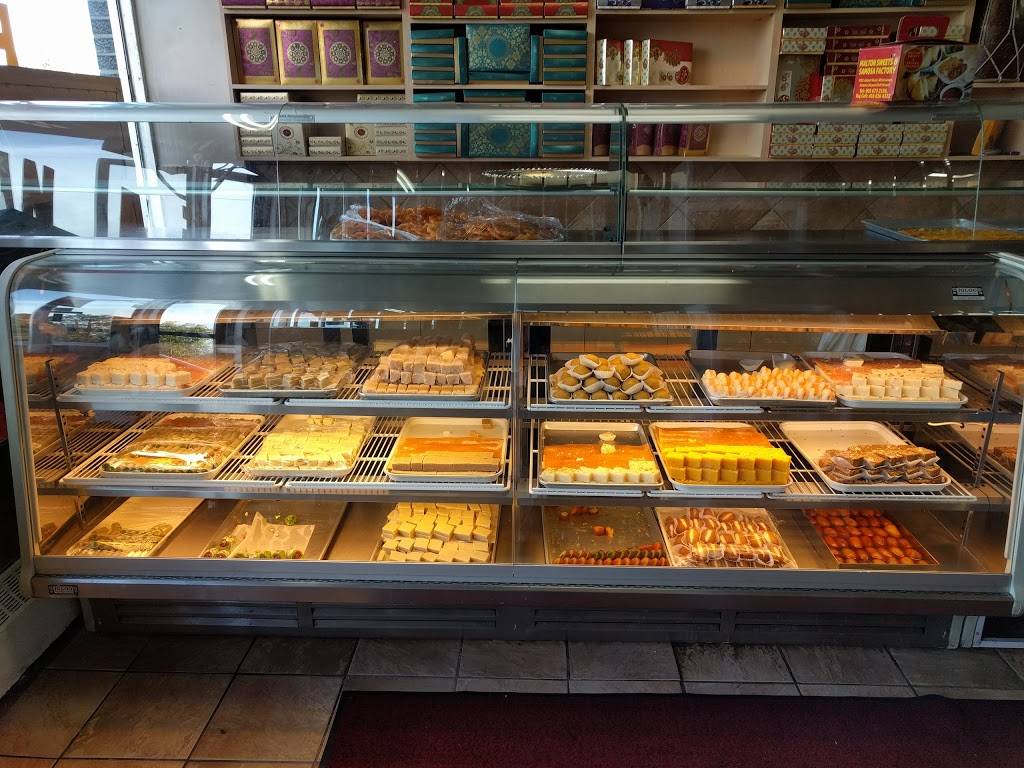 Malton Sweets & Samosa Factory | restaurant | 7052 Airport Rd, Mississauga, ON L4T 2G8, Canada | 9056732136 OR +1 905-673-2136